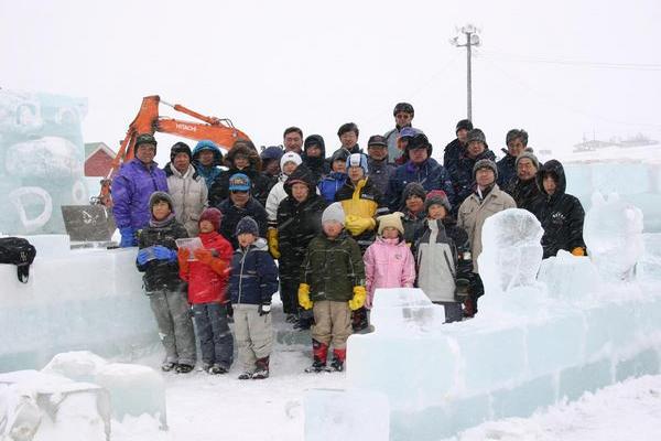 吹雪の中の記念撮影　みなさんご苦労様でした