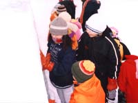 子供たちは氷の隙間を 雪で接着作業
