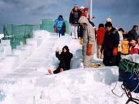 完成した氷の滑り台で初滑り