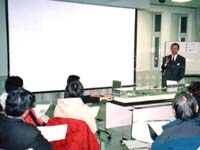 模型を見ながら各施設の説明