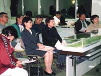 説明に聞き入る参加者