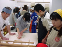 そば粉を伸ばすのはすごく力がいるね
