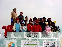 氷のすべり台に上がりみんなで記念写真です