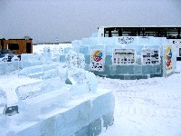 氷のすべり台の全景